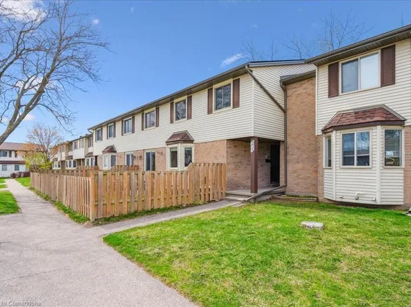 700 Erinbrook Dr #16, Kitchener, ON N2E 2S7