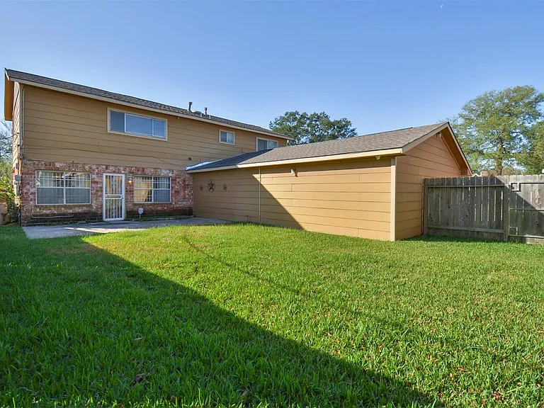 13915 Roundstone Ln — Photo 37
