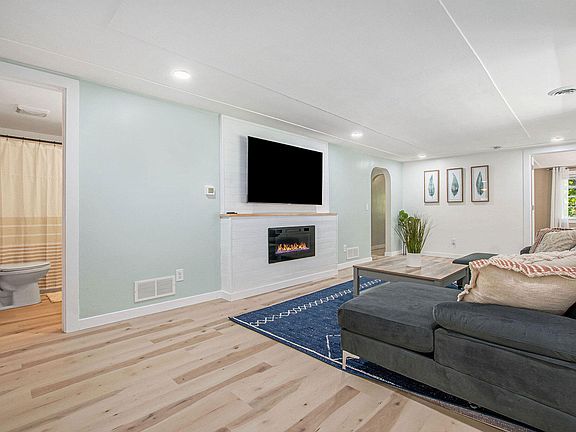 2nd image of 3096 Lincoln St