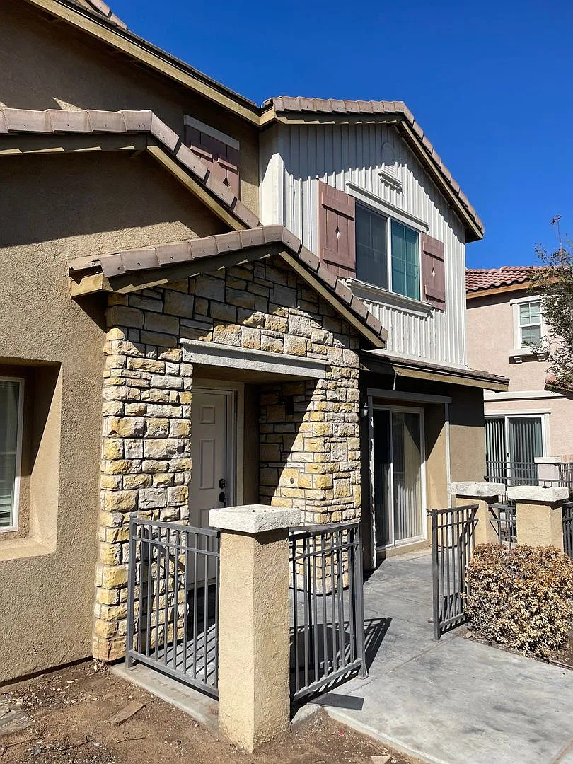 Move-In Ready 2-Bedroom Townhome with Attached Garage in Gated Palacio De Oro — Photo 1