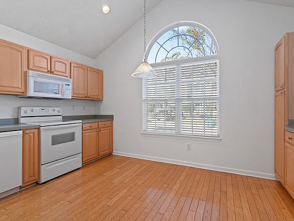 5th image of 195 Pembroke Ln. #195