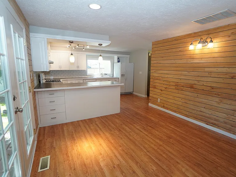 5707 N Bogart Ln — Photo 20