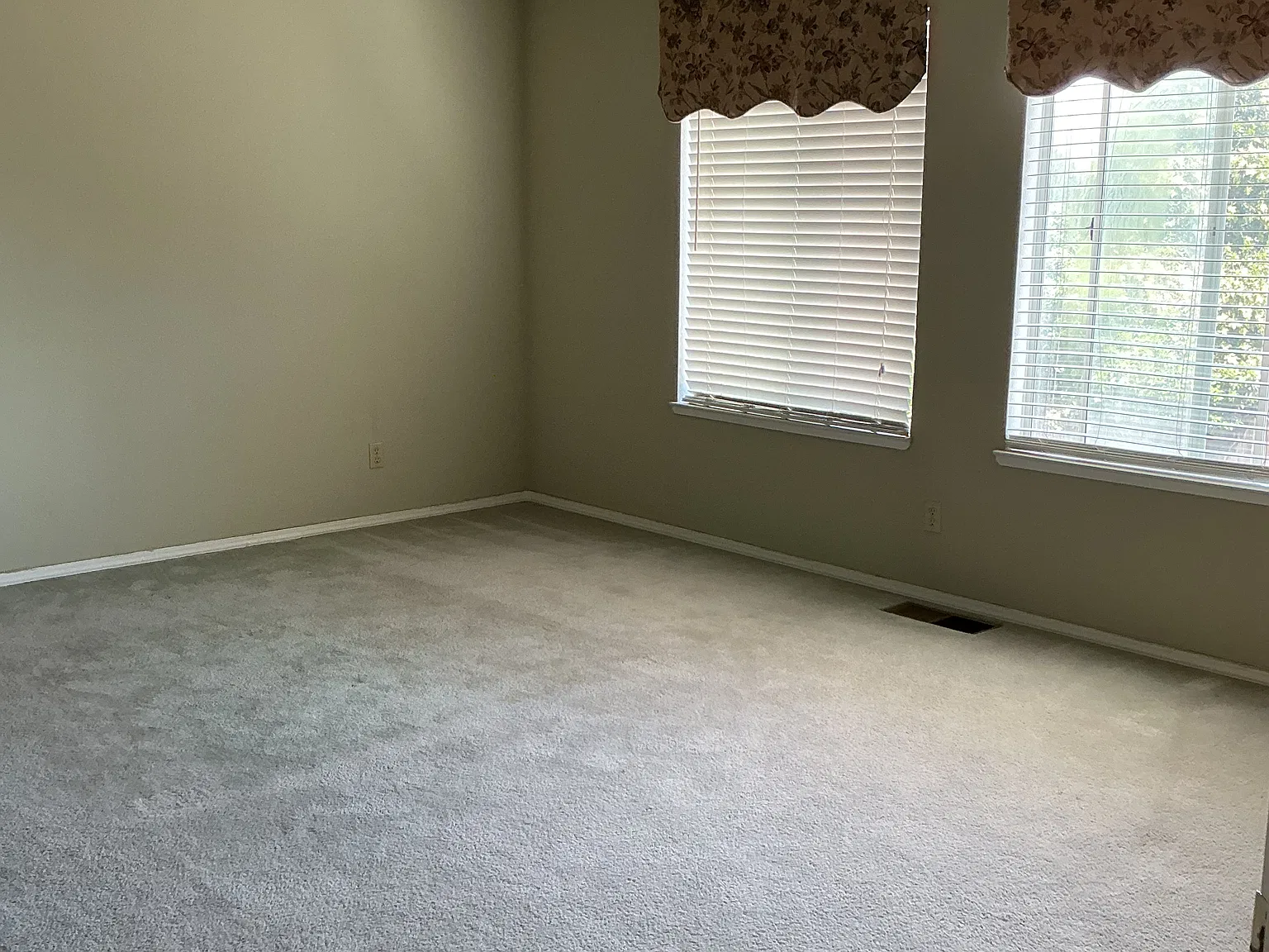 4 bed, 2110 sqft, $3,000 — Photo 4