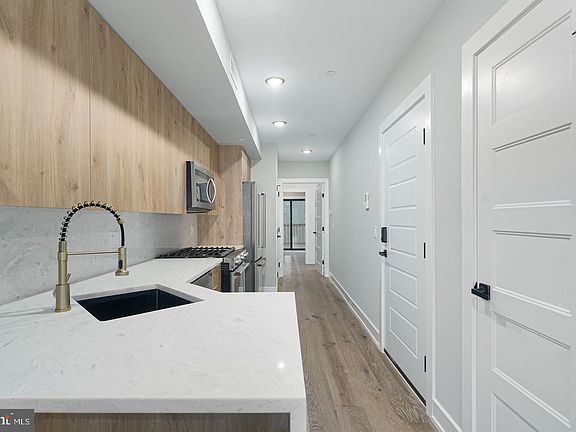 2nd image of 1525 Catharine St #2