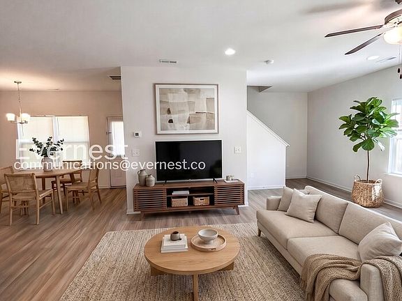 3rd image of 439 Dawn Cir
