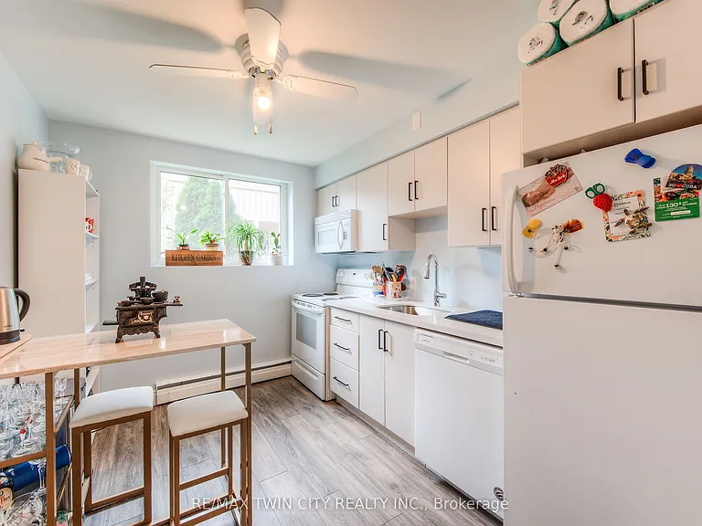 132 Allen St E #1 — Photo 10
