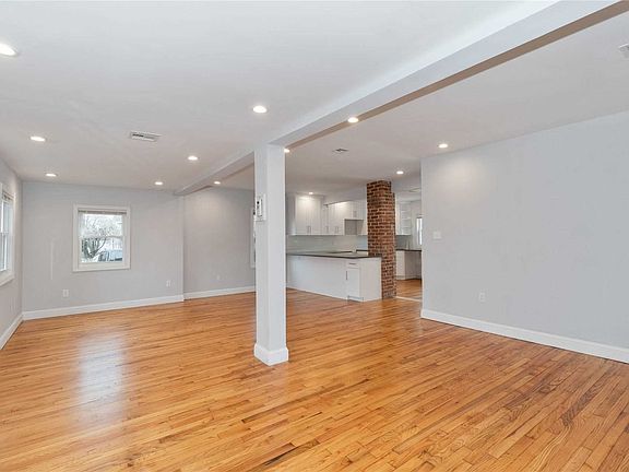 4th image of 45 E 14th St