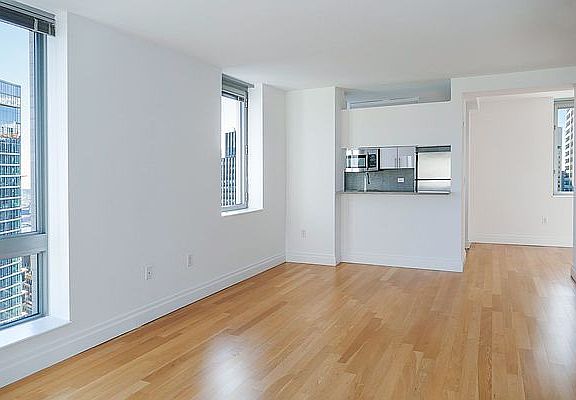 4th image of 150 E 44th St APT 28C