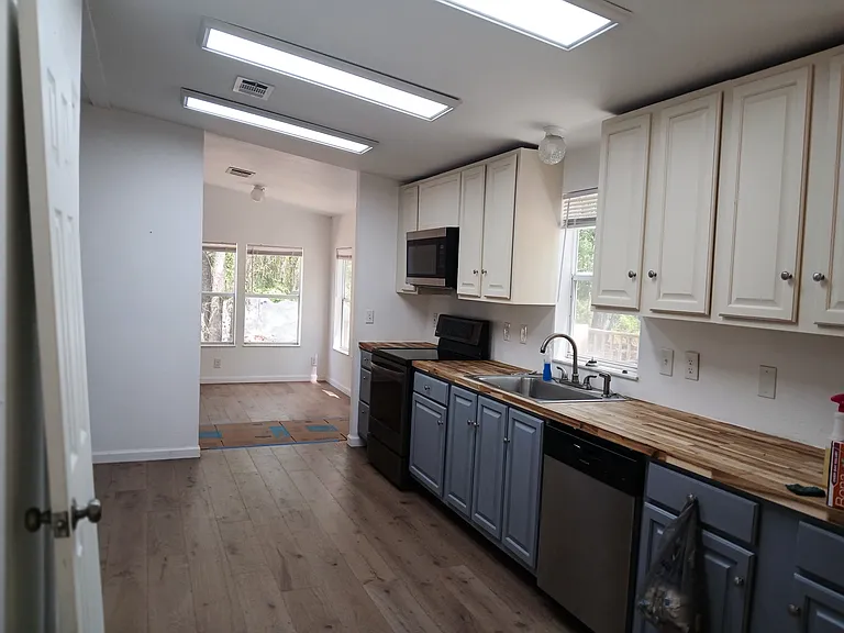 219 SW Churchill Way — Photo 3