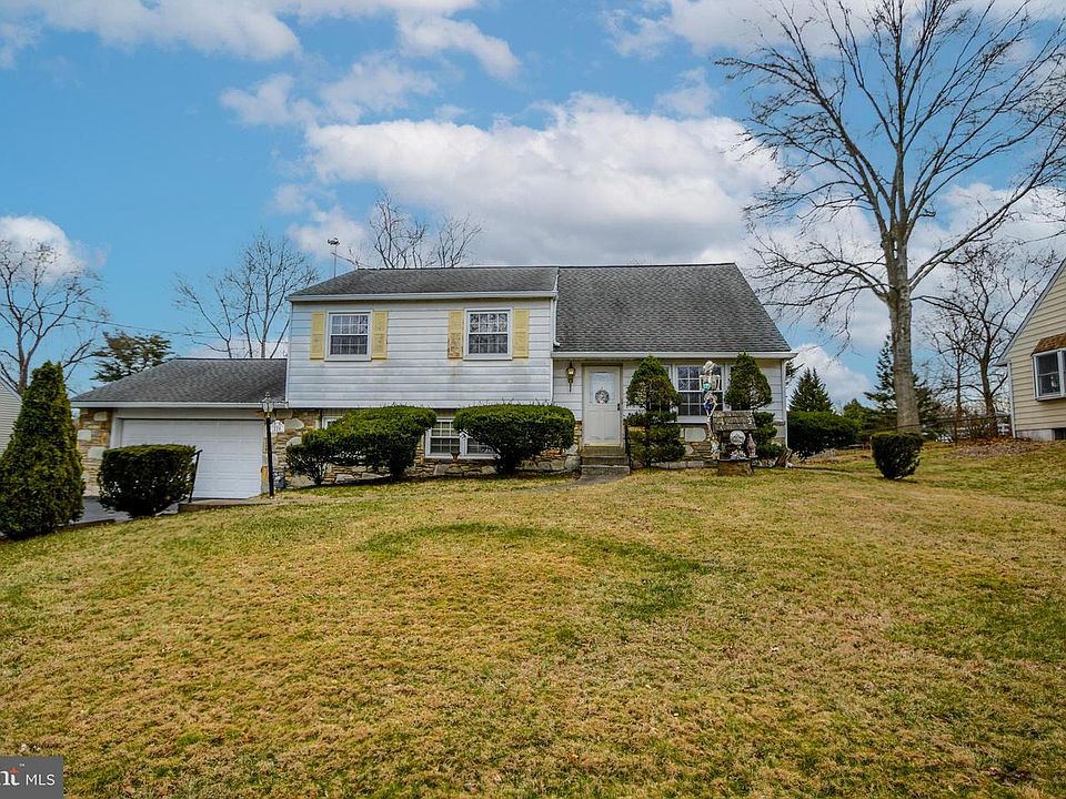 1st image of 220 Hampshire Dr