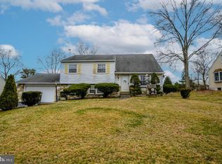 220 Hampshire Dr, Chalfont, PA 18914
