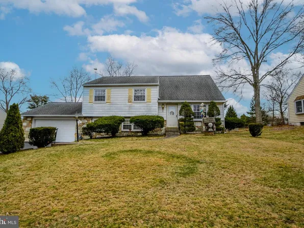 220 Hampshire Dr, Chalfont, PA 18914