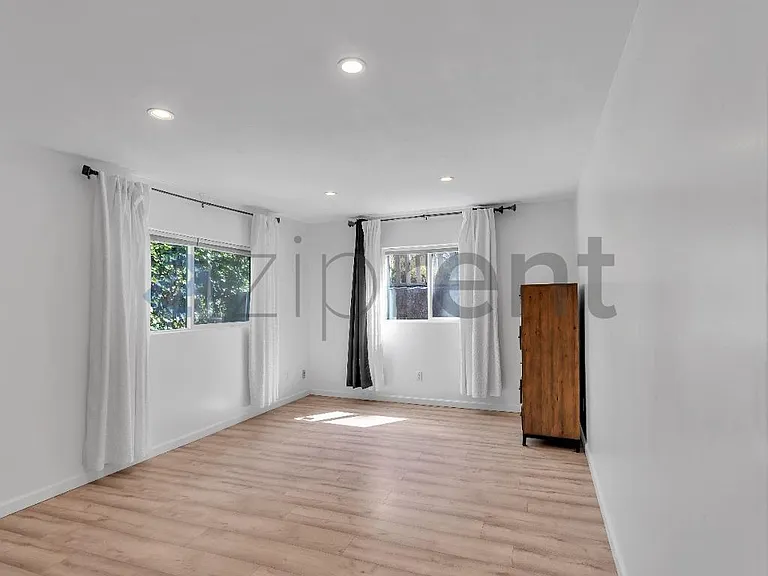 9834 Lawlor St — Photo 10