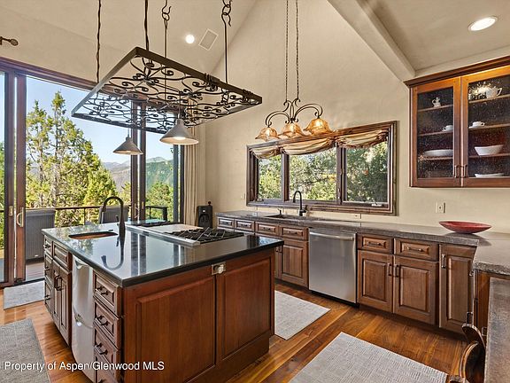 5th image of 845 Hillcrest Dr
