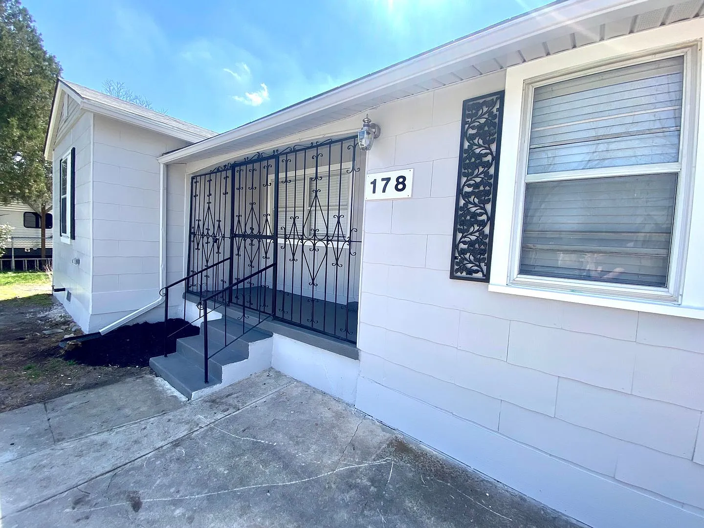 3 Bedroom 3 bathroom Remodeled home ready to be loved — Photo 2
