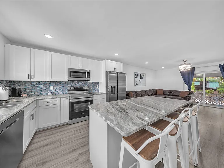 2023 NE 15th Ave — Photo 8
