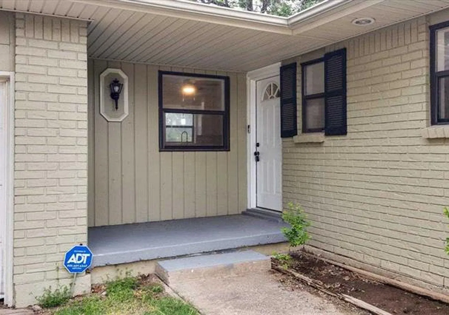 3 Bedroom, 1.5 Bath Beauty! — Photo 3