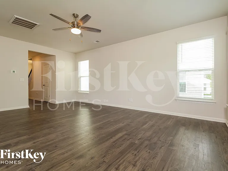 304 Ashborne Ln — Photo 3