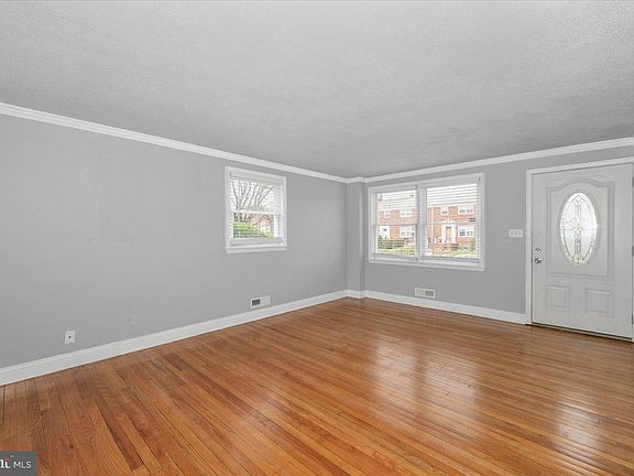 3rd image of 1551 Langford Rd