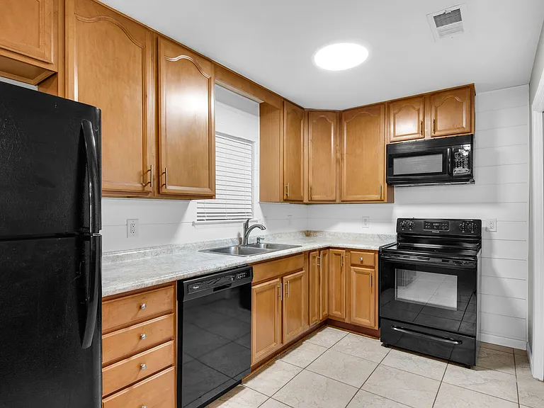 63 Jackson Ave — Photo 8