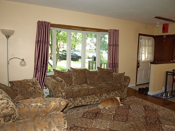 living room w/bay window