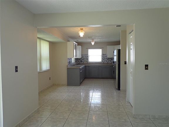 4th image of 721 Regent Cir S