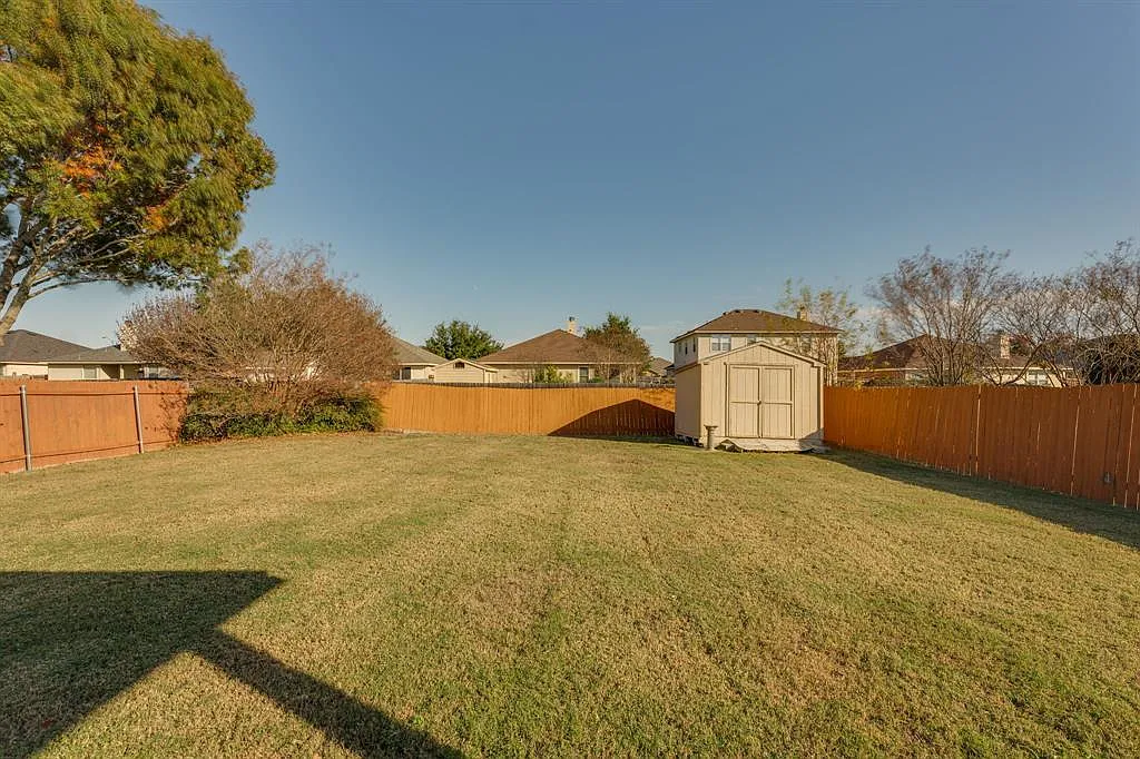 3 bed, 2.0 bath, 1353 sqft, $2,000 — Photo 2