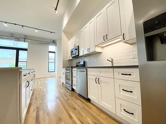 3rd image of 1348 N Milwaukee Ave #206