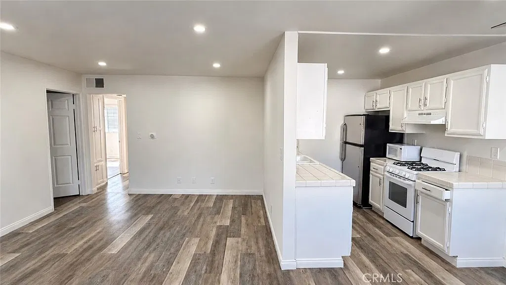 2 bed, 1100 sqft, $2,995 — Photo 4