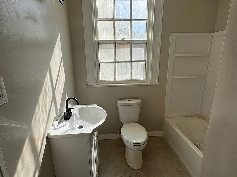 1100 Main St — Photo 11