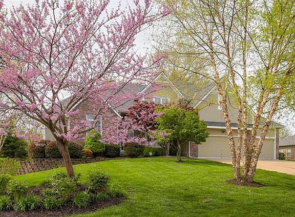 4th image of 2339 NE Smokey Hill Dr