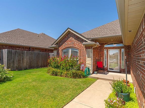 3rd image of 551 W Chickasaw Court Way
