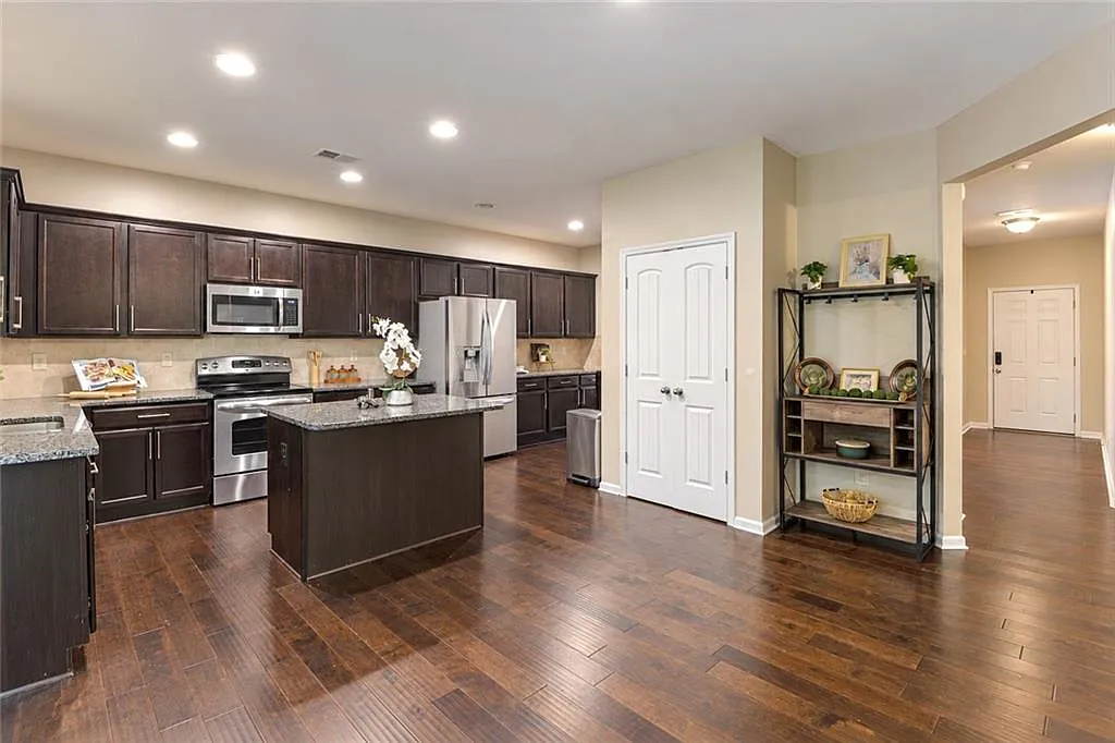 5 bed, 3.5 bath, 2390 sqft, $2,500 — Photo 4