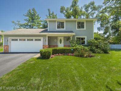 911 Ridgemont St S, Commerce Township, MI, 48382