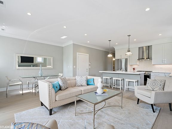 3rd image of 2046 W Foster Ave #2