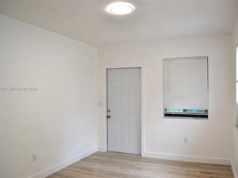 1035 SW 4th St #3 — Photo 4