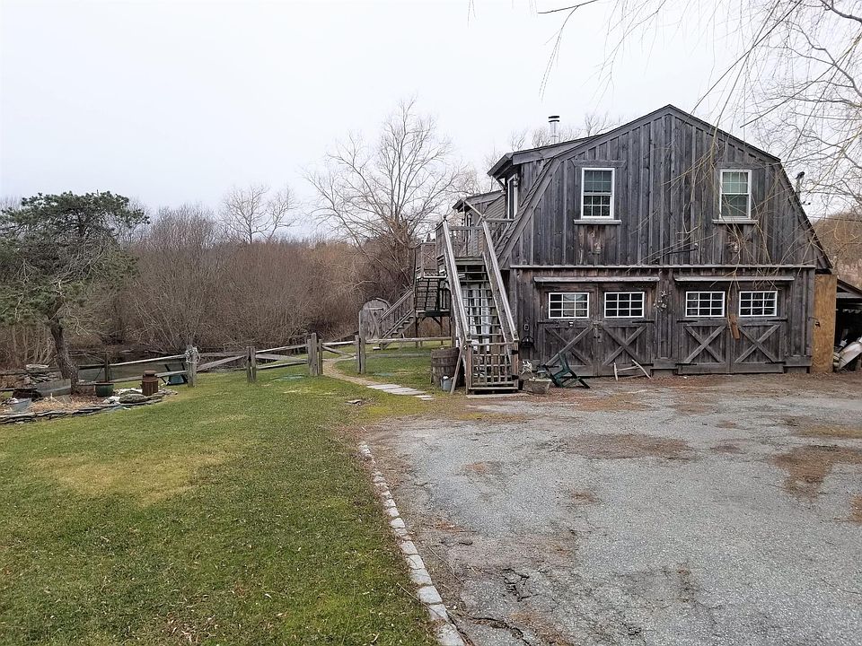 apartment is on 2nd floor up the stairs