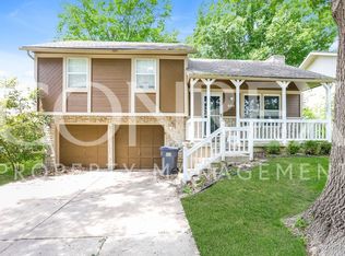 600 NE Mimosa Dr, Lees Summit, MO 64086