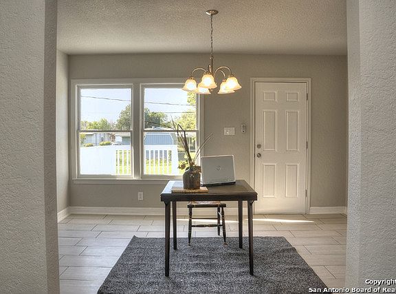 5th image of 2512 W Summit Ave