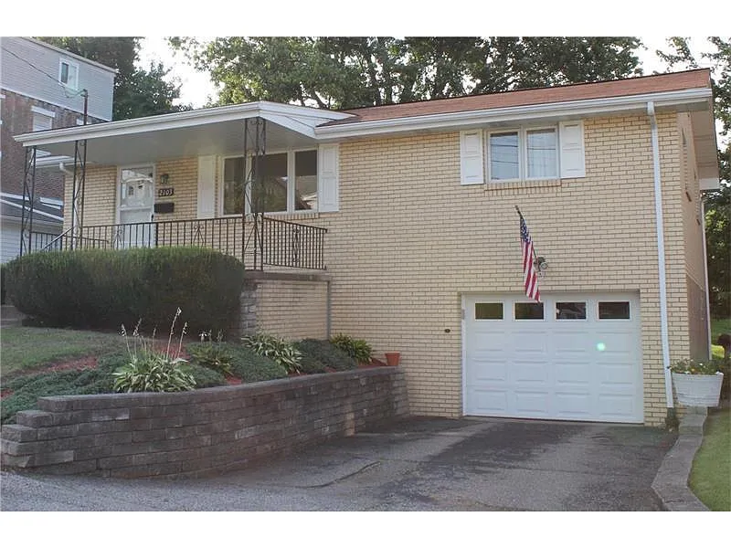 2103 Lonsdale St photo 1