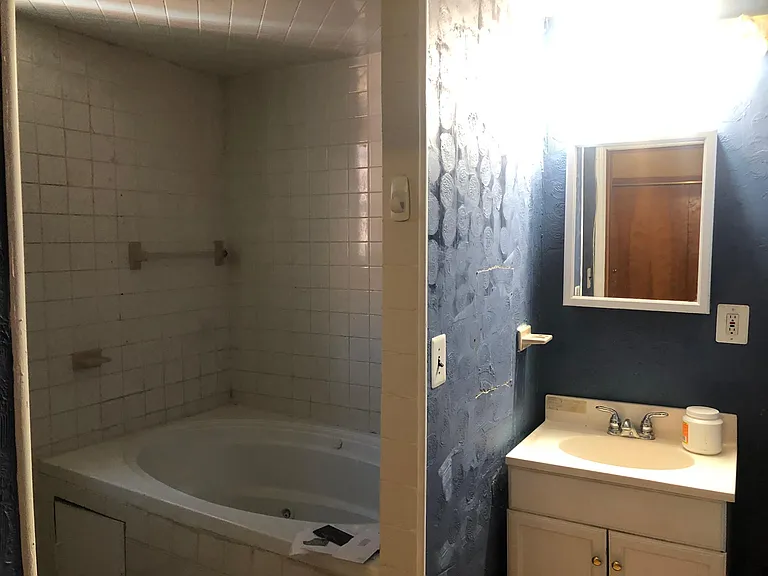 master bathroom. NO jacuzzi but it is a tub and shower