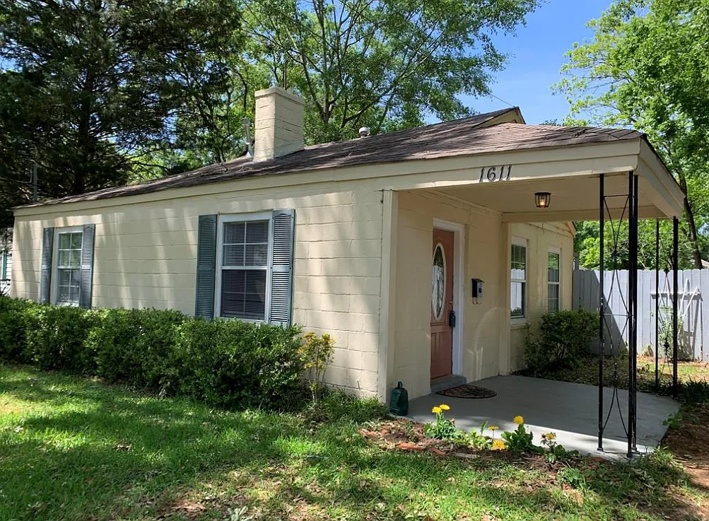 2 bed, 1.0 bath, 860 sqft, $1,050 — Photo 1