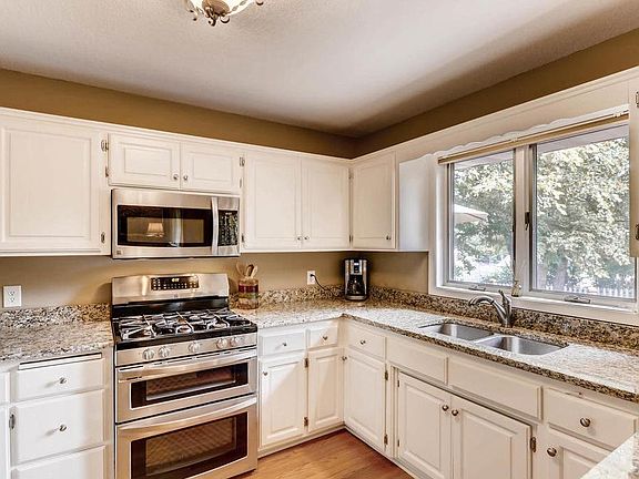 4th image of 4880 Cottonwood Ln N