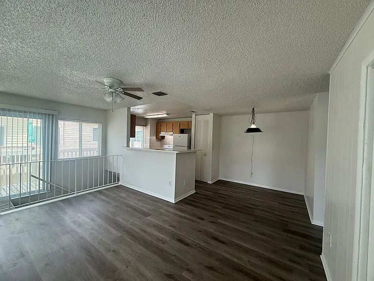 1101 Spring Meadow Dr — Photo 7