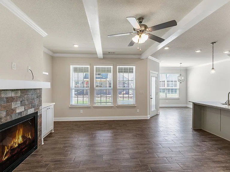 411 Linda Ln — Photo 3