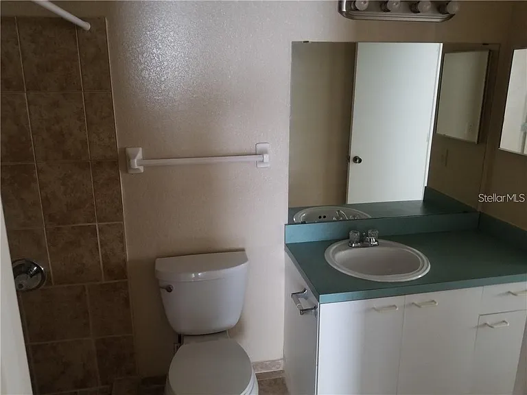 Columbia Arms Cir — Photo 15