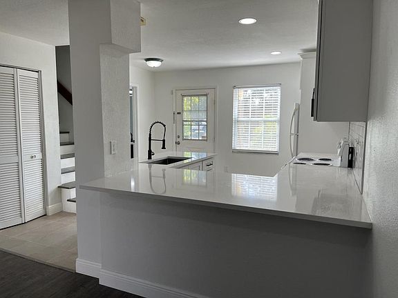 5th image of 7617 Tamarind Ave