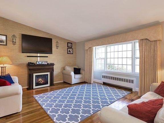 3rd image of 50 Robinson Ave