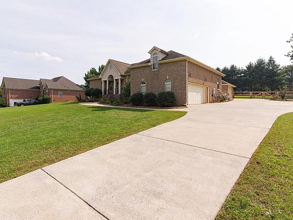 4th image of 1006 Adam Ct