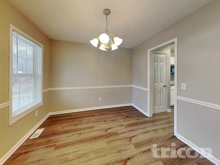 401 Breeze Way — Photo 4